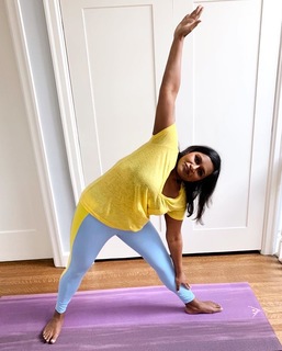 Mindy Kaling feet photo thumbnail