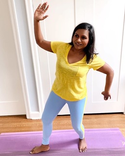 Mindy Kaling feet photo thumbnail