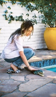 Sabrina Carpenter feet photo thumbnail