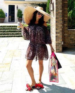 Angie Harmon feet photo thumbnail