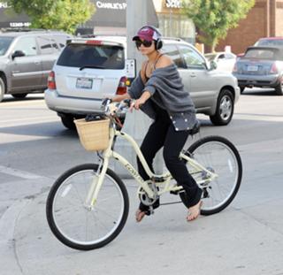 Vanessa Hudgens feet photo thumbnail