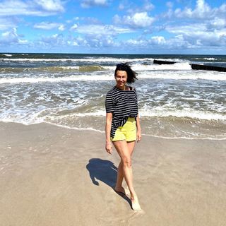 Anna Popek feet photo thumbnail