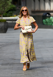 Amanda Holden feet photo thumbnail