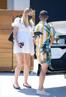 Sophie Turner feet photo thumbnail