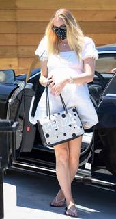 Sophie Turner feet photo thumbnail