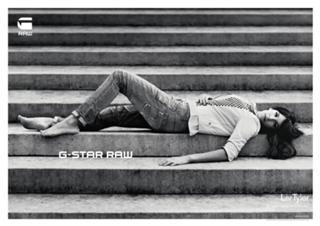 Liv Tyler feet photo thumbnail