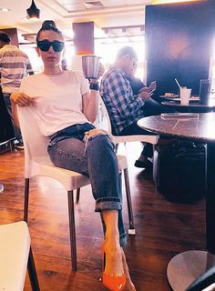 Karisma Kapoor feet photo thumbnail