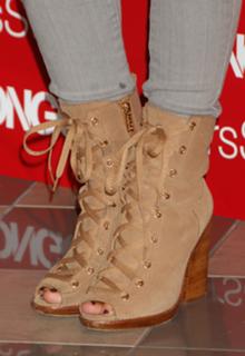 Audrina Patridge feet photo thumbnail