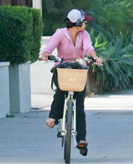 Vanessa Hudgens feet photo thumbnail