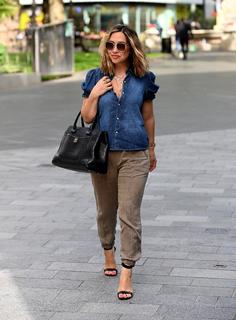 Myleene Klass feet photo thumbnail