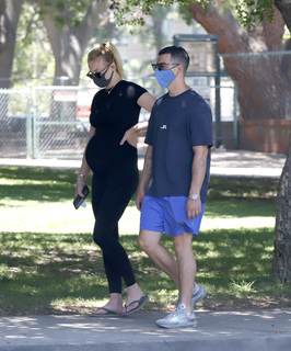Sophie Turner feet photo thumbnail