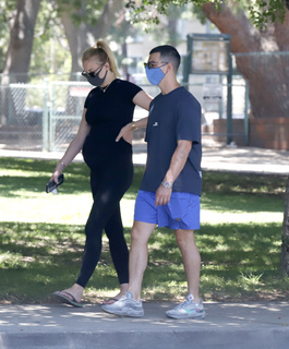 Sophie Turner feet photo thumbnail