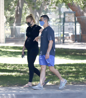 Sophie Turner feet photo thumbnail