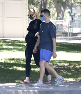 Sophie Turner feet photo thumbnail