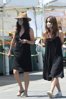 Courteney Cox feet photo thumbnail