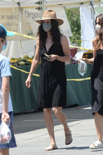 Courteney Cox feet photo thumbnail