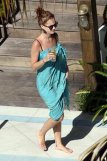 Katy Perry feet photo thumbnail