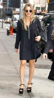 Kaley Cuoco feet photo thumbnail
