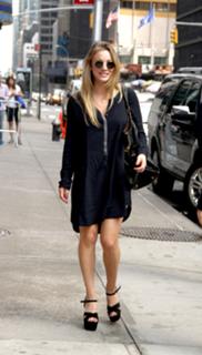 Kaley Cuoco feet photo thumbnail