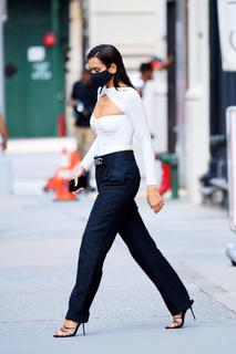 Dua Lipa feet photo thumbnail