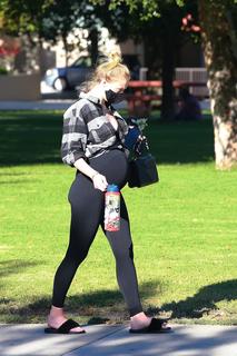 Sophie Turner feet photo thumbnail