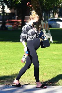 Sophie Turner feet photo thumbnail