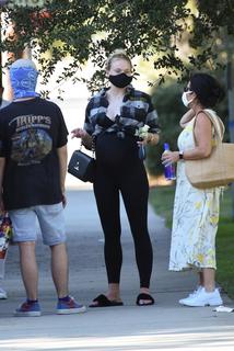 Sophie Turner feet photo thumbnail