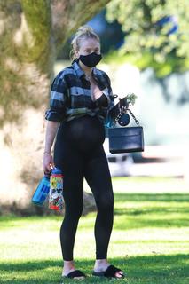 Sophie Turner feet photo thumbnail