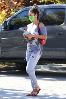 Brooke Burke feet photo thumbnail