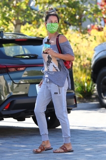 Brooke Burke feet photo thumbnail