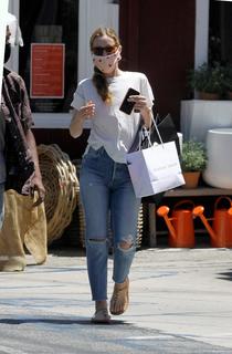 Leslie Mann feet photo thumbnail