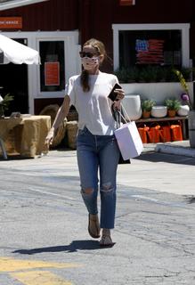 Leslie Mann feet photo thumbnail