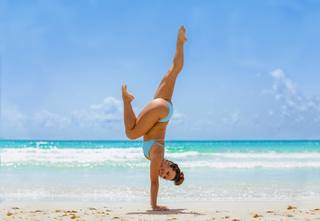 Kino MacGregor feet photo thumbnail