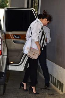 Kareena Kapoor feet photo thumbnail