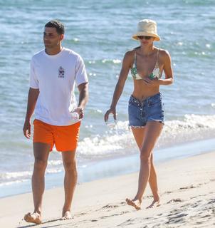 Kendall Jenner feet photo thumbnail