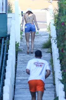 Kendall Jenner feet photo thumbnail