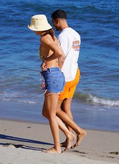 Kendall Jenner feet photo thumbnail