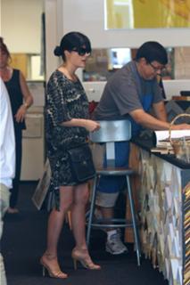 Selma Blair feet photo thumbnail