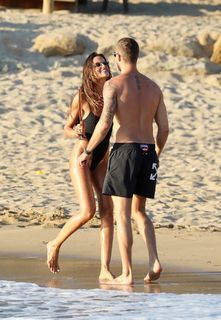 Izabel Goulart feet photo thumbnail