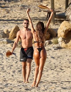Izabel Goulart feet photo thumbnail