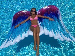 Amanda Holden feet photo thumbnail