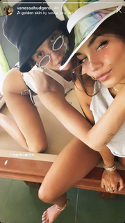 Vanessa Hudgens feet photo thumbnail