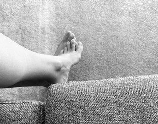 Yvonne Strahovski feet photo thumbnail