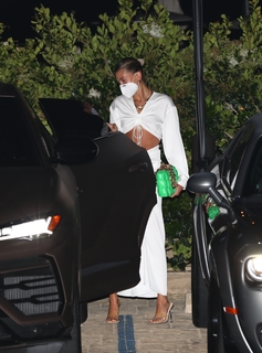 Hailey Bieber feet photo thumbnail