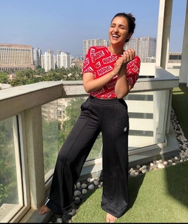 Parineeti Chopra feet photo thumbnail