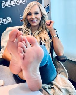 Kyle Unfug feet photo thumbnail