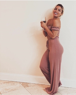 Amanda Saccomanno feet photo thumbnail