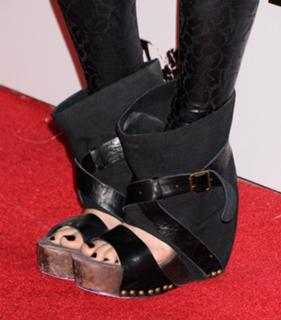 Katherine von Drachenberg feet photo thumbnail