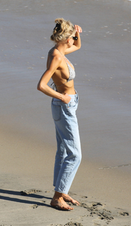 Charlotte McKinney feet photo thumbnail