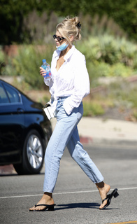 Charlotte McKinney feet photo thumbnail